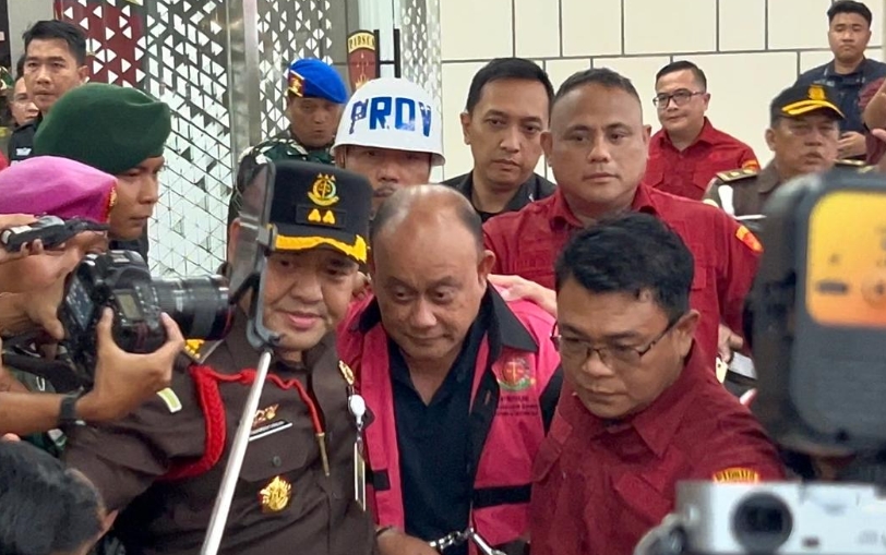 Kejaksaan Agung (Kejagung) menahan eks Kepala BGN Dadan Hindayana. Bersamanya, Kejagung juga menahan dua eks Wakil Kepala BGN Lodewyk Pusung dan Sony Sonjaya.